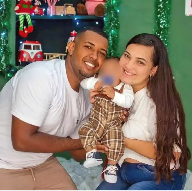 Filipe Rodrigues, Rayssa Santos e o bebê Miguel Filipe morreram após o carro da família ser alvo de disparos. Foto: Reprodução.