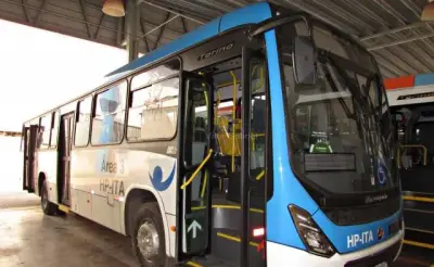 Mulher é esfaqueada dentro de ônibus e suspeita confessa crime; veja vídeo