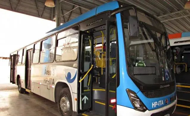 Mulher é esfaqueada dentro de ônibus e suspeita confessa crime; veja vídeo
