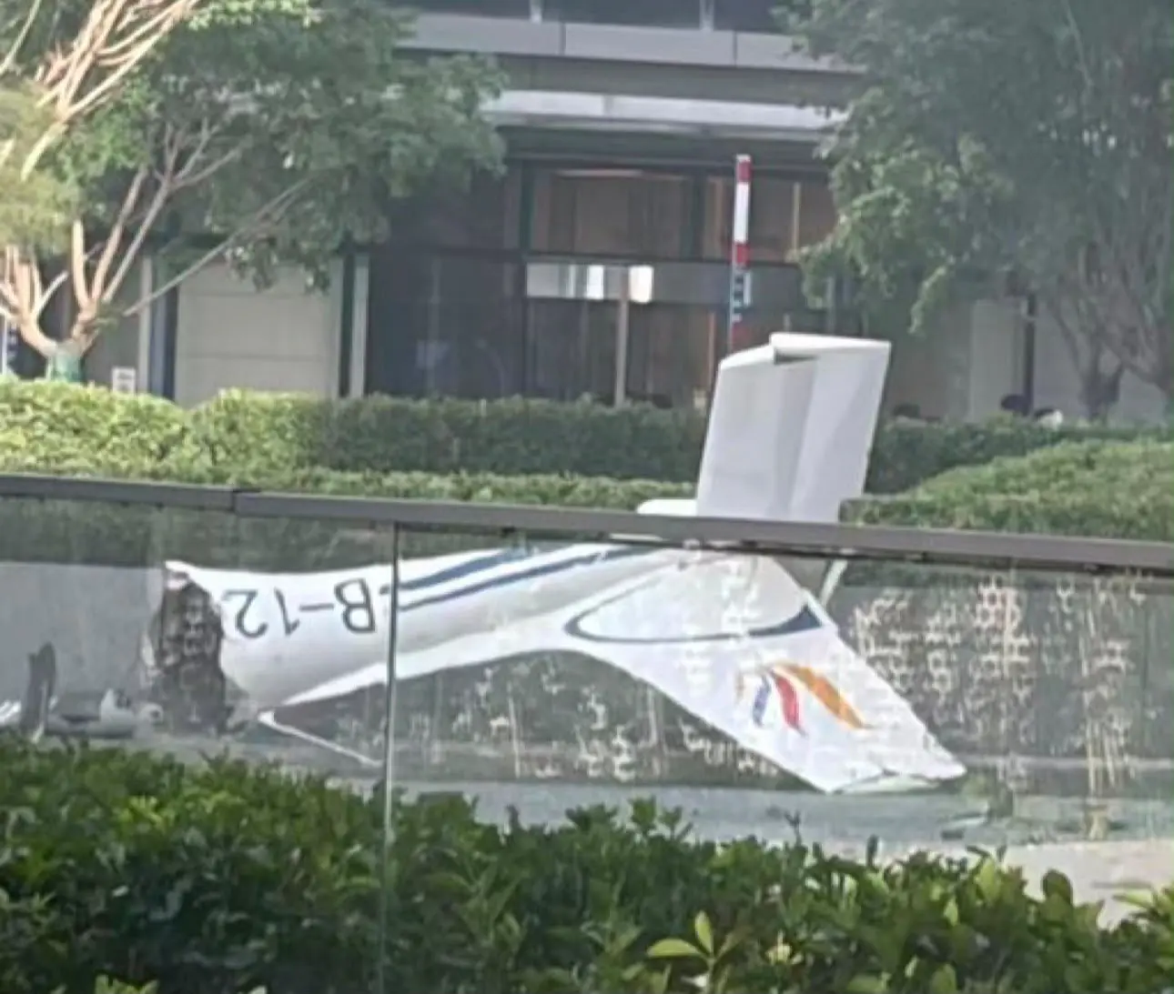 Avião de pequeno porte atinge arranha-céu mais alto de Pequim; saiba detalhes
