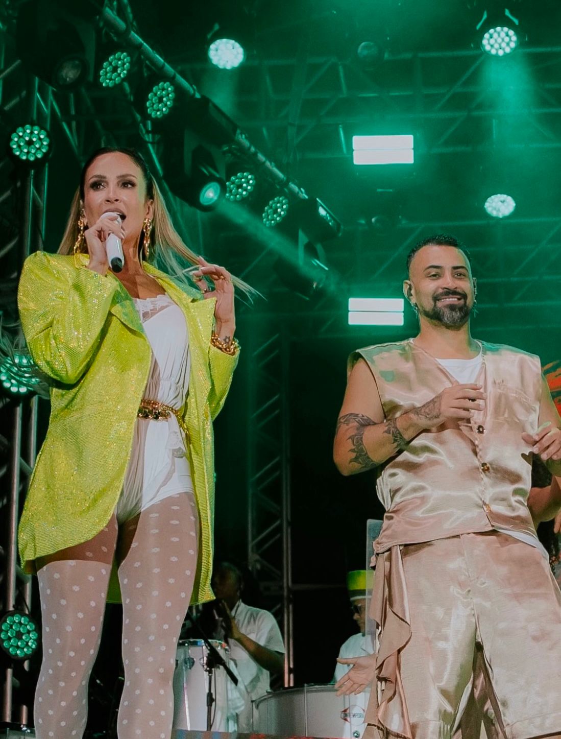 O bailarino Robson Mano e a cantora Claudia Leitte em show || Reprodução: Redes Sociais