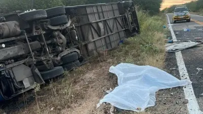Ônibus de time campeão capota na CE-187 e deixa mortos