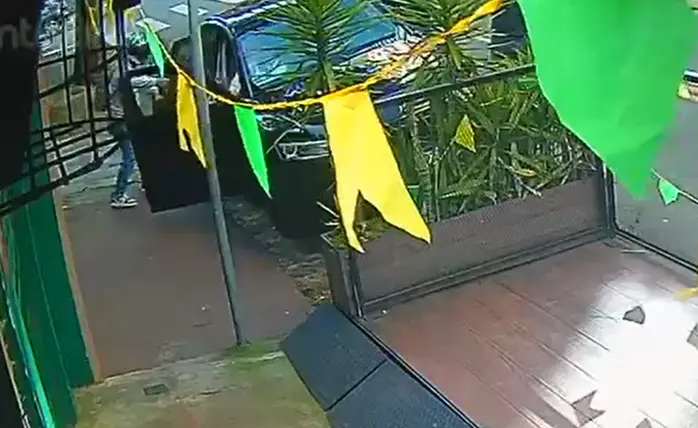 Vídeo: policial tenta salvar família durante assalto e acaba baleado