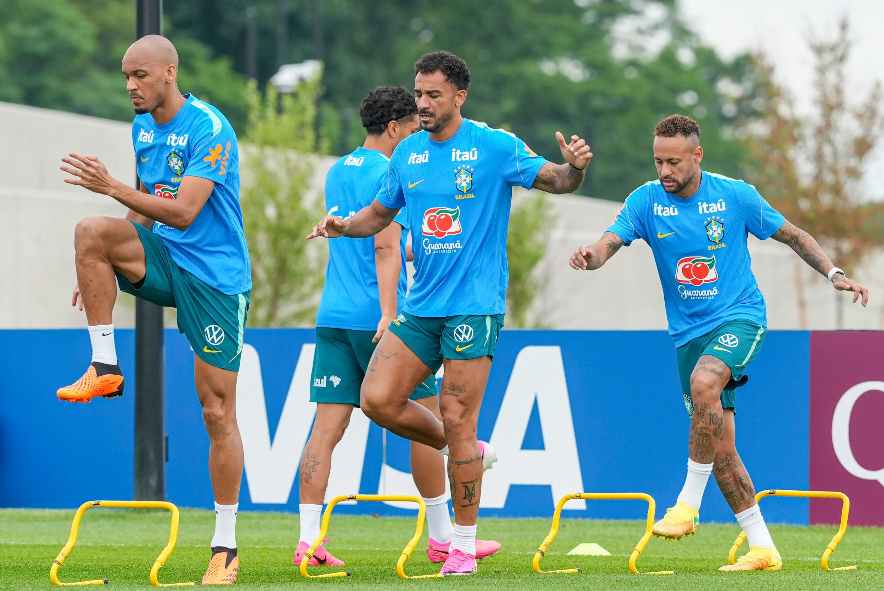 Brasil e Japão se enfrentam nesta segunda