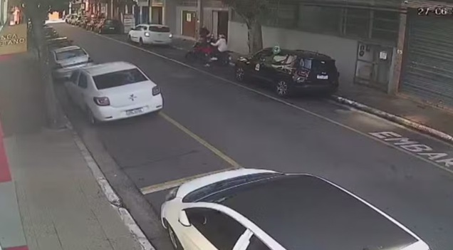 Câmera flagra suspeitos da morte do Tenente Ronickson Pimentel. Reprodução