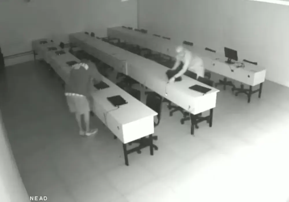 Vídeo: dupla invade universidade e furta 25 notebooks em minutos
