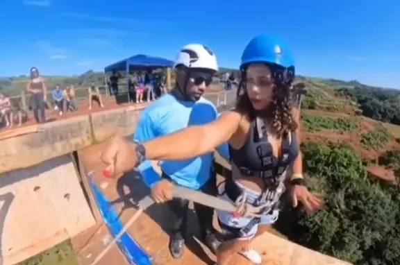 Web aponta falta de paciência de instrutor com mulher antes de salto de rope jump; veja vídeo