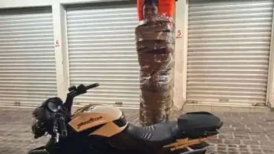 ‘Batman’ é procurado após amarrar suspeitos de roubo em postes; veja fotos