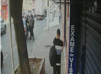 Homem suspeito de tentativa de roubo de veículo é detido por populares; veja vídeo