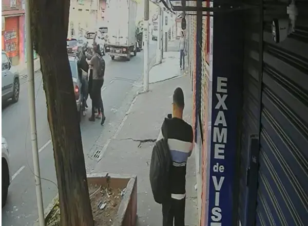 Homem suspeito de tentativa de roubo de veículo é detido por populares; veja vídeo