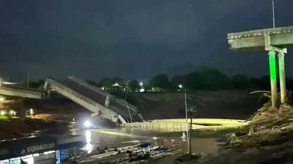 Ponte inaugurada há dois anos que custou R$ 36 milhões desaba sobre rio no Acre (Foto: Reprodução)