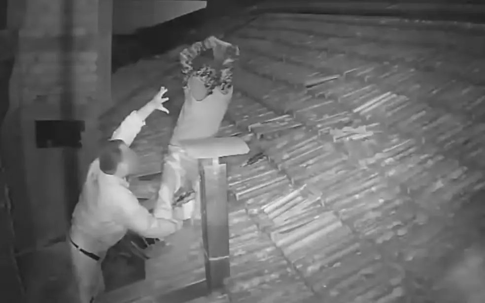 Suspeito agrediu vigia com telha em Santa Rosa do Viterbo (SP) (Foto: Câmera de segurança)