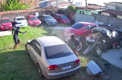 Suspeitos invadem oficina e executam homem a tiros em plena luz do dia; veja vídeo