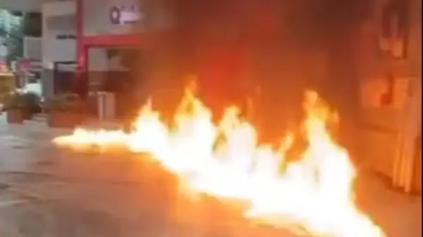 Posto em Jacarepaguá ficou em chamas após homem que alegou ter comprado gasolina adulterada ateou fogo no local (Foto: Reprodução)