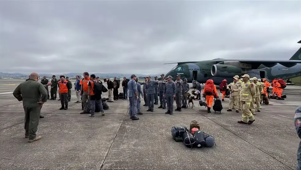 Uma aeronave KC-390 Millennium da Força Aérea Brasileira (FAB) decolou nesta sexta-feira (26) da Base Aérea de São Paulo (Basp), em Guarulhos, na Grande São Paulo, com equipes de resgate e suprimentos para apoiar as vítimas dos terremotos registrados na Venezuela  (Foto: Divulgação/Defesa Civil)