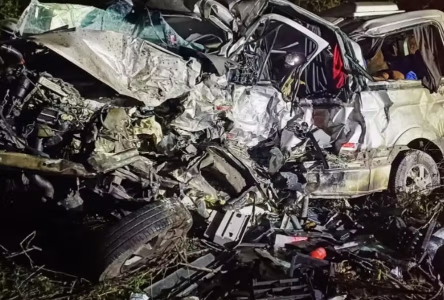 Acidente entre van e caminhão deixa 16 mortos da mesma família na Bahia — Foto: Divulgação/PRF