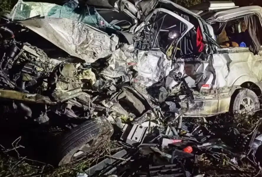 Acidente entre van e caminhão deixa 16 mortos da mesma família na Bahia — Foto: Divulgação/PRF

