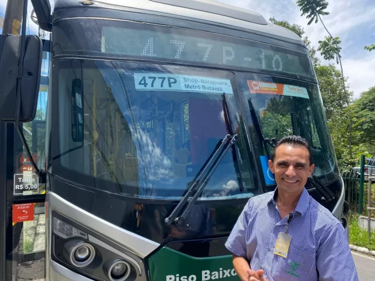 Gileuson Coelho, 49, dirige a linha mais longa de ônibus de São Paulo há 28 anos - Foto: Reprodução/Lorena Barros/UOL