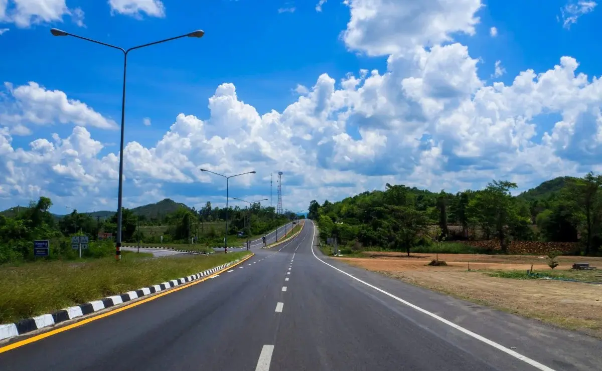 Pai abandona filho de 11 anos em margem de rodovia