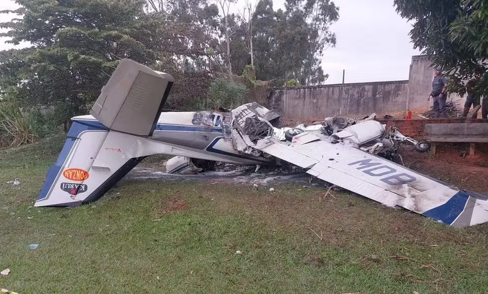 Avião de pequeno porte com cai em um campo de futebol da AABB, em Marília (SP) — Foto: Defesa Civil