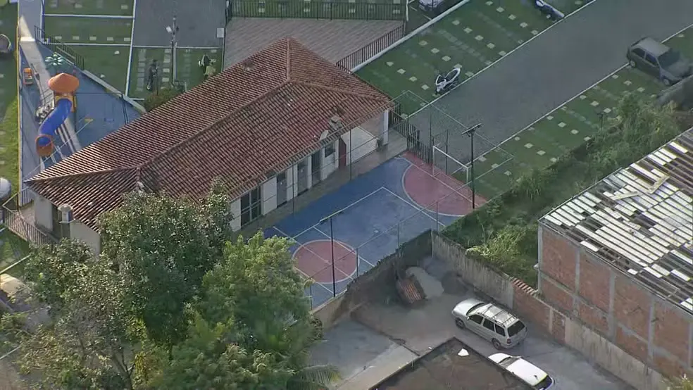 Criança brincava num parquinho quando foi baleada  (Foto: Reprodução/TV Globo)