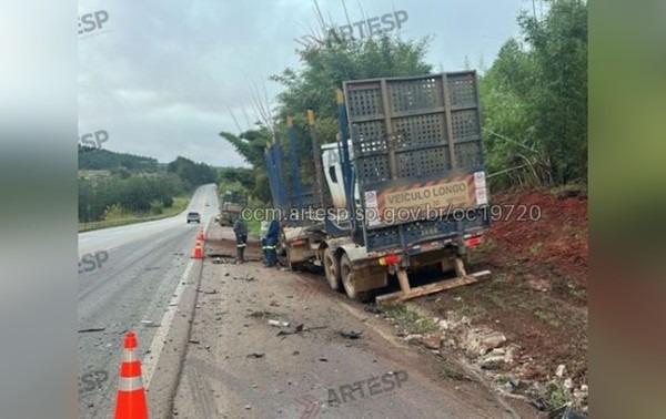 Acidente entre carreta e carro na Raposo Tavares em Itapetininga, na manhã de terça-feira (16) — Foto: Reprodução/Artesp