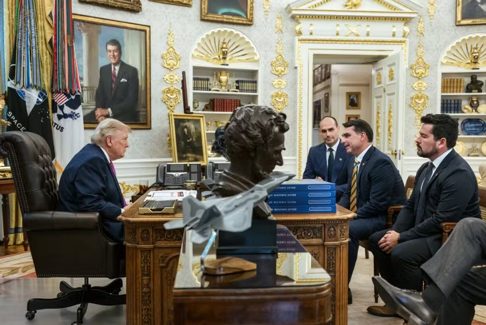 O presidente dos EUA, Donald Trump, conversa com Flávio Bolsonaro na Casa Branca. — Foto: Divulgação/ Truth Social