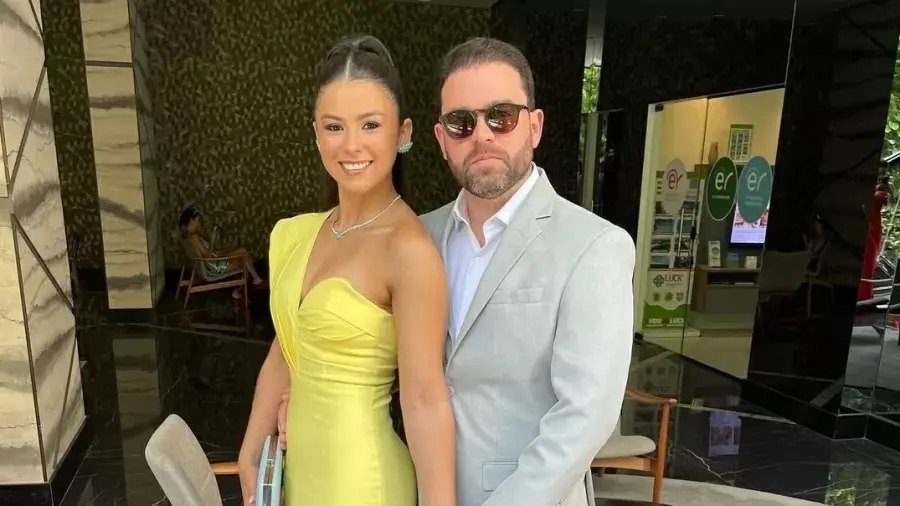 Terapeuta Gabriela Moura, de 31 anos, ao lado do marido, o médico Samuel Moura (Foto: Reprodução/Redes sociais)
