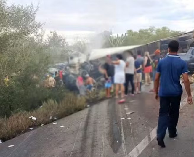 Acidente caminhão van Bahia 16 mortos