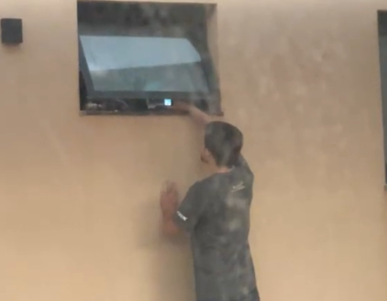 Homem filmou vizinha tomando banho (Foto: Reprodução)