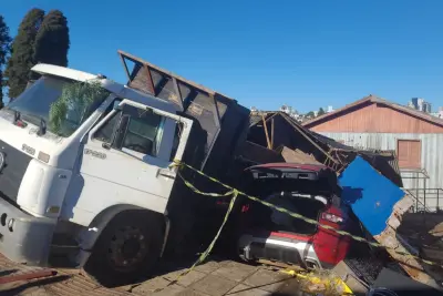 Vídeo: caminhão desgovernado atinge carros e derruba muro de casa