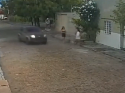 Motorista armado tenta sequestrar duas adolescentes; veja vídeo
