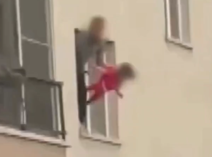 Homem ameaçou a própria filha de 3 anos