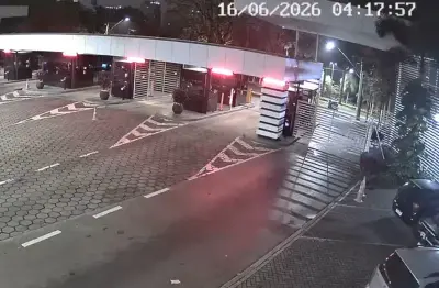 Mulher morre após bater carro em muro em Alphaville; veja vídeo