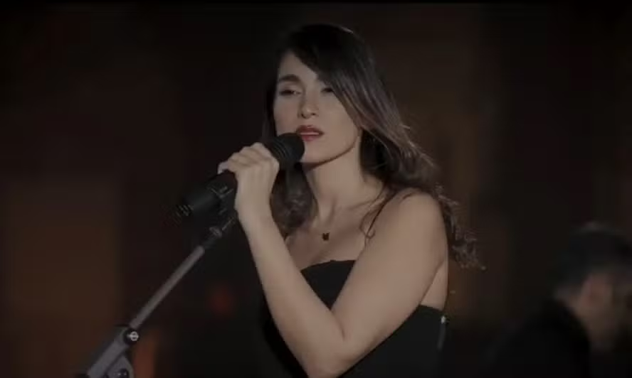 Cantora iraniana Parastoo Ahmadi, de 29 anos (Foto: Reprodução)