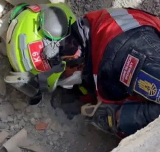 Veja o momento em que menino de 11 anos é resgatado com vida após ficar soterrado na Venezuela