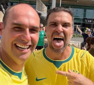Eduardo Bolsonaro, condenado pelo STF, assiste vitória do Brasil no estádio e provoca Lula