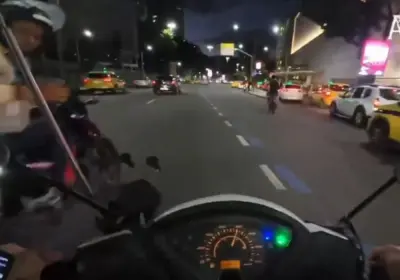 Influenciadora é assaltada enquanto transmitia live em moto; veja vídeo