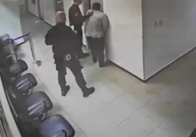 Promotor é flagrado agredindo homem algemado em fórum; veja vídeo