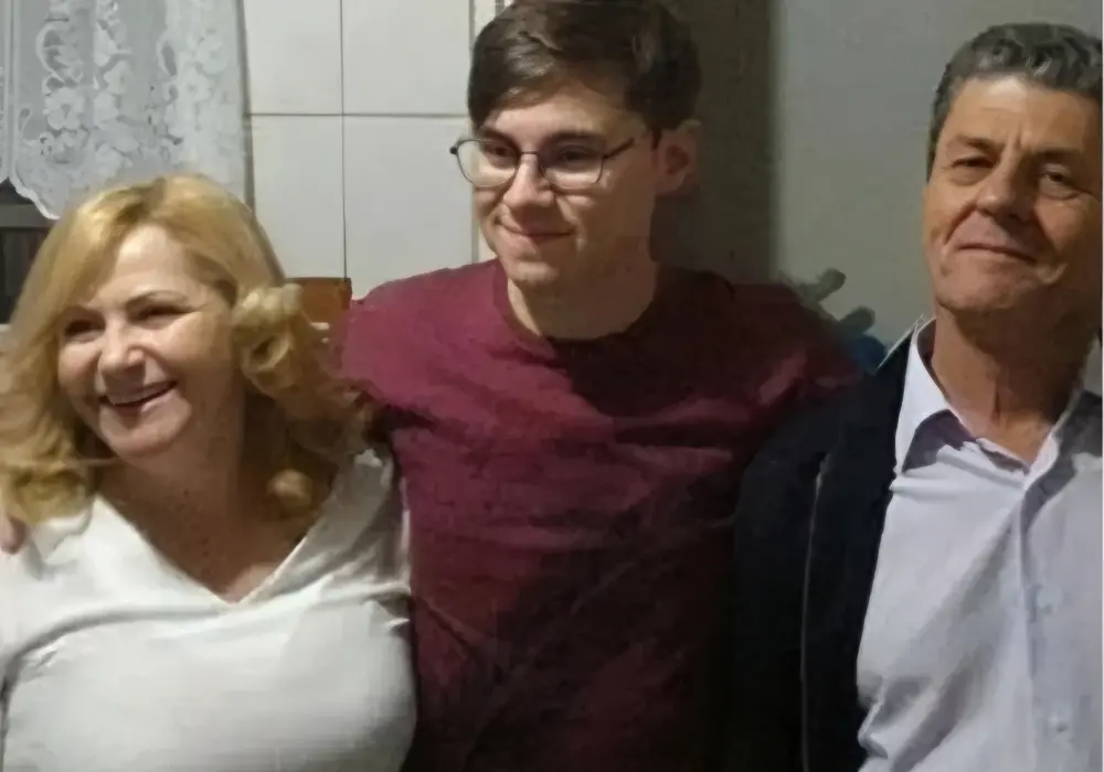 Rafael Miguel e seus pais, João Alcisio Miguel e Miriam Selma Silva Miguel. (Reprodução)