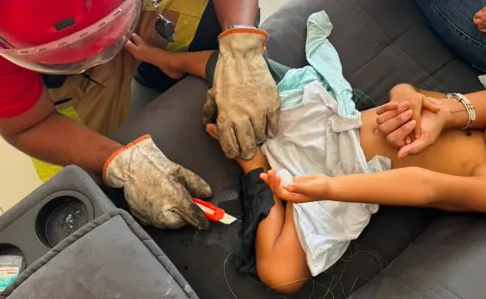 Menino de 3 anos fica preso em sofá após espalhar supercola