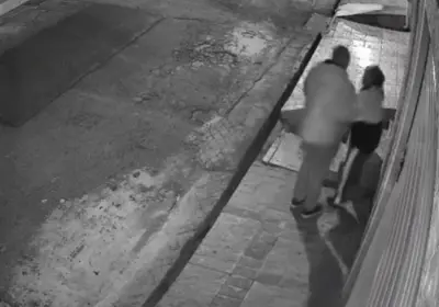 Idosa é derrubada e roubada por criminoso na porta de casa; veja vídeo