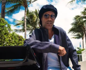 Sabia dessa? Ronaldinho Gaúcho vive romance discreto com comissária de voo; saiba quem é