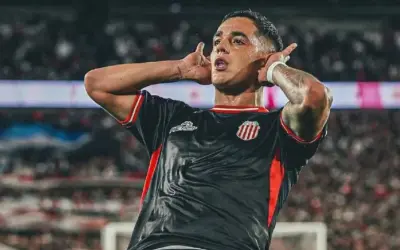 Jogador é acusado de violência pela ex horas após ser herói em partida de futebol