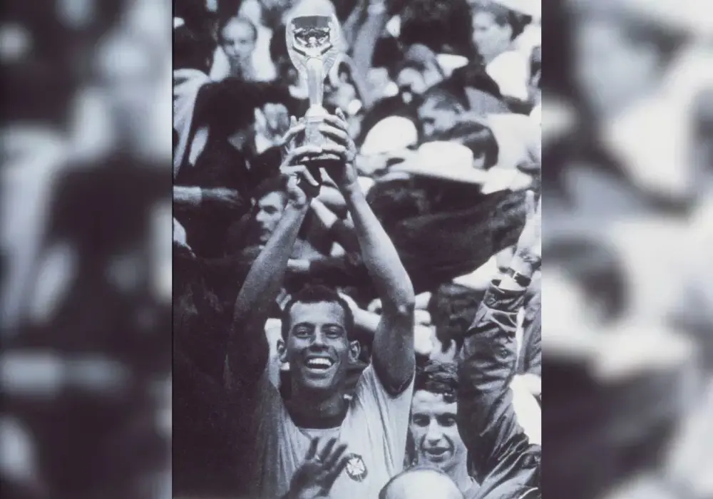 Carlos Alberto Torres levanta a taça. (Reprodução)