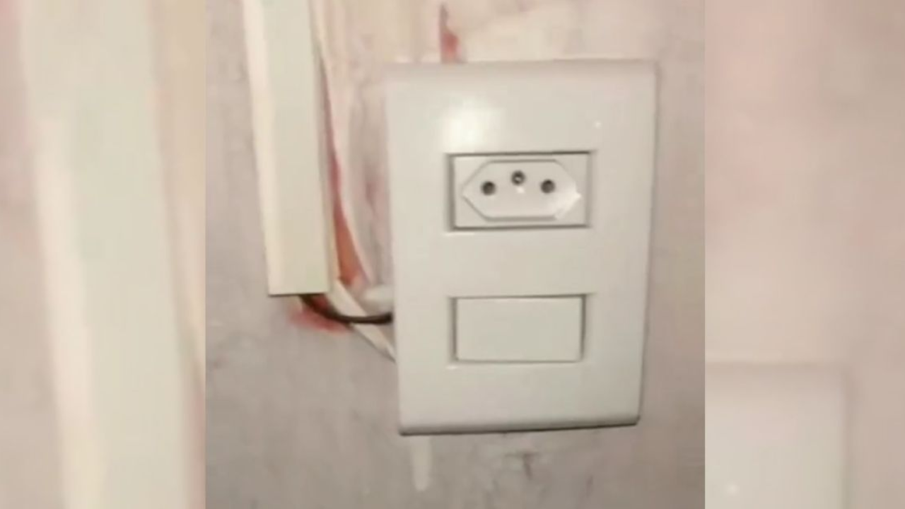 Funcionária encontra microcâmera em banheiro da empresa (Foto: PMSC)