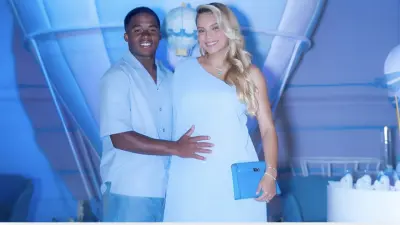 Endrick e Gabriely abrem álbum de fotos do chá de bebê do primeiro filho