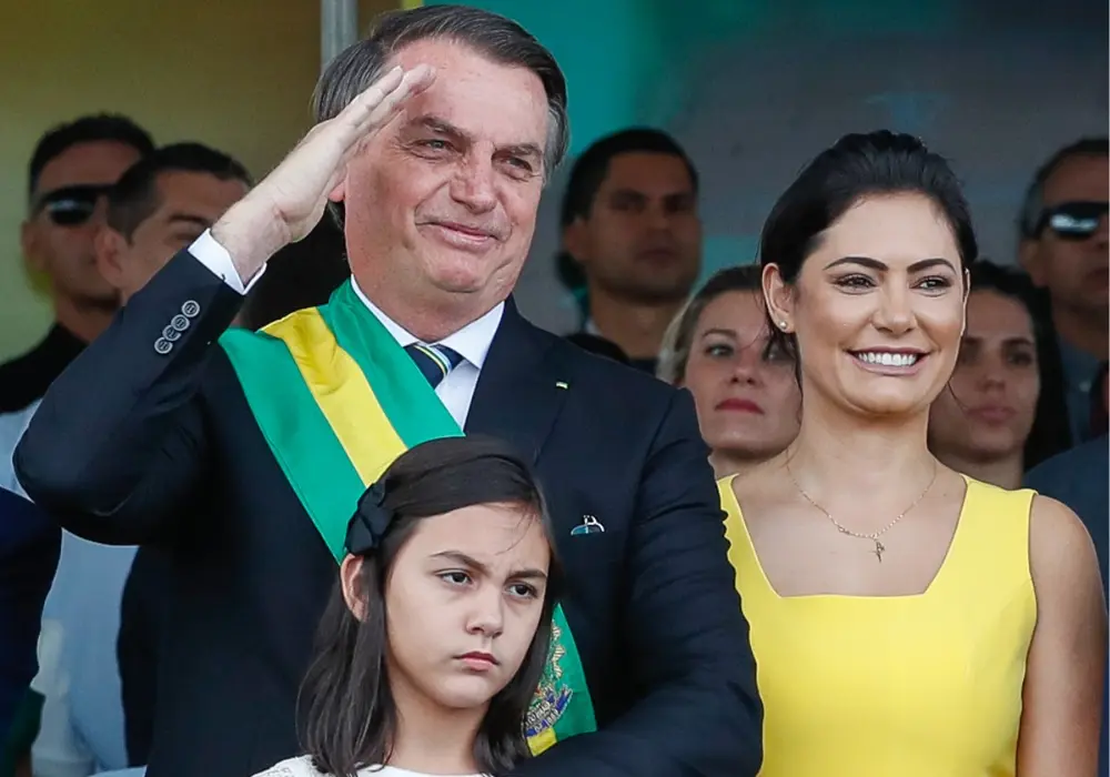 Jair, Laura e Michelle Bolsonaro. (Reprodução / Wikimedia)