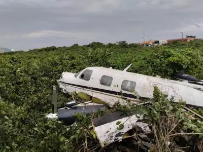 Avião de pequeno porte cai em praia e deixa dois feridos graves