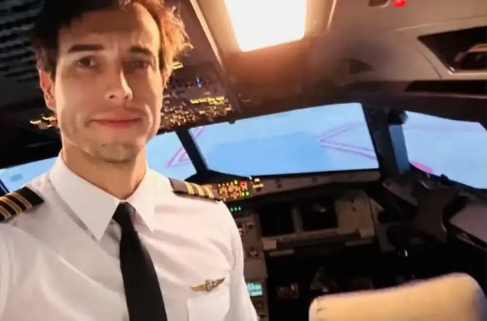 Uma aluna de aviação de 22 anos viveu momentos de tensão no último sábado (04), após o instrutor de voo que a acompanhava saltar de um avião enquanto a aeronave ainda estava no ar. Apesar do susto, a jovem conseguiu manter o controle do avião e realizou um pouso seguro com o auxílio da equipe em solo. (Foto: Reprodução)